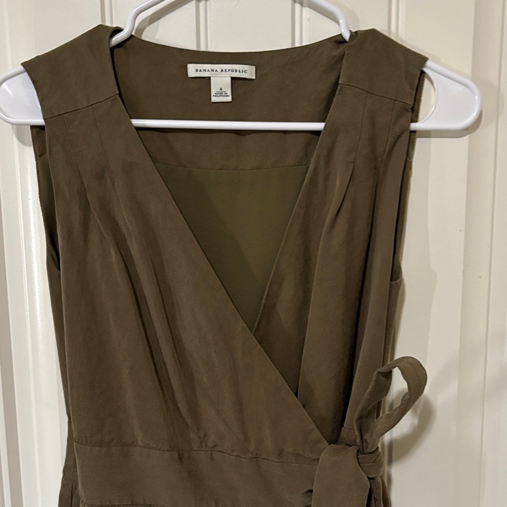 Banana‎ Republic sage green wrap dress - Picture 2 of 9